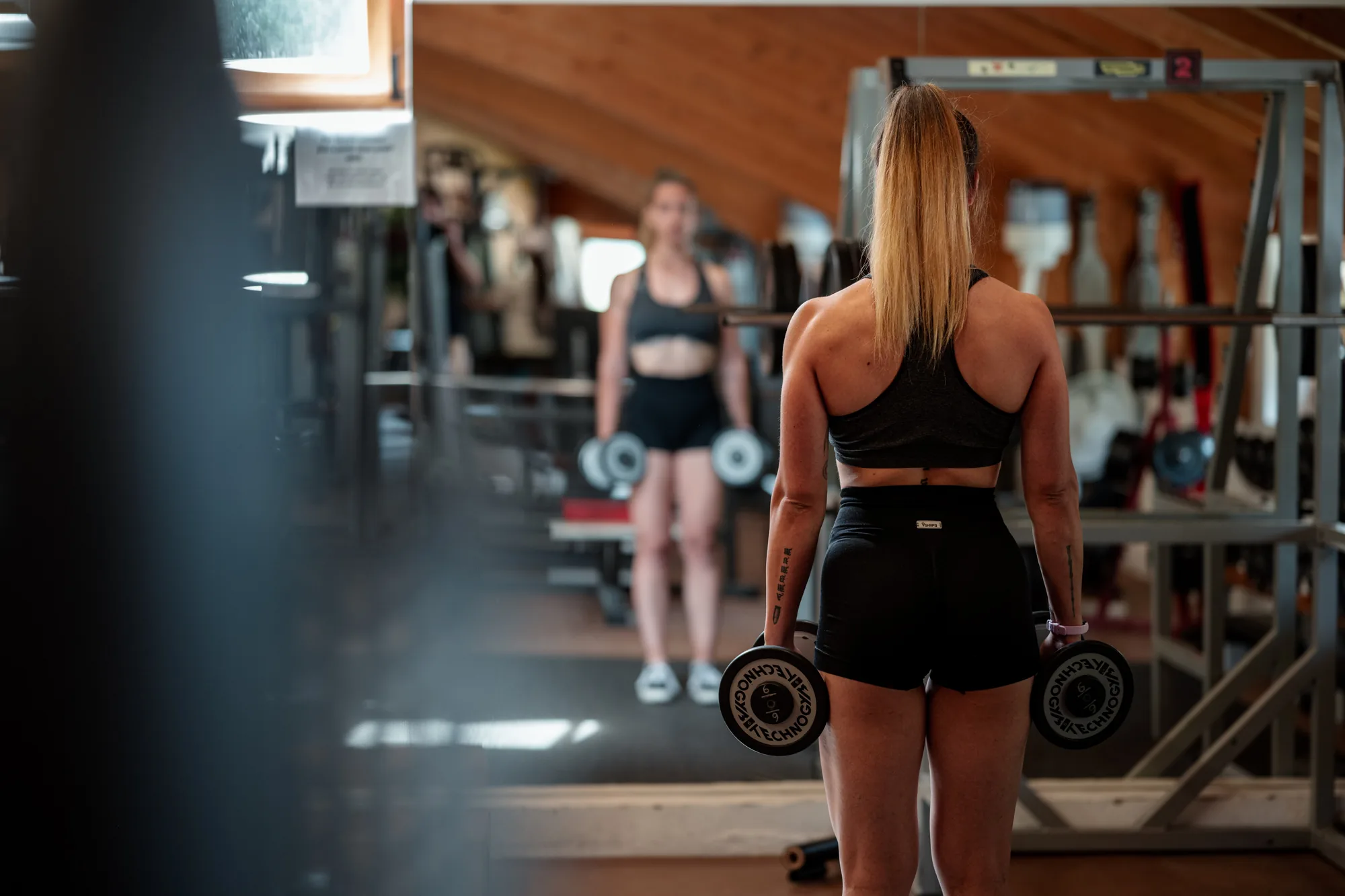 Training with dumbbells and a bench at MOVE Fitnesscenter